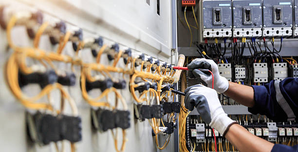 Professional Electrician technician working in Altamont, OR